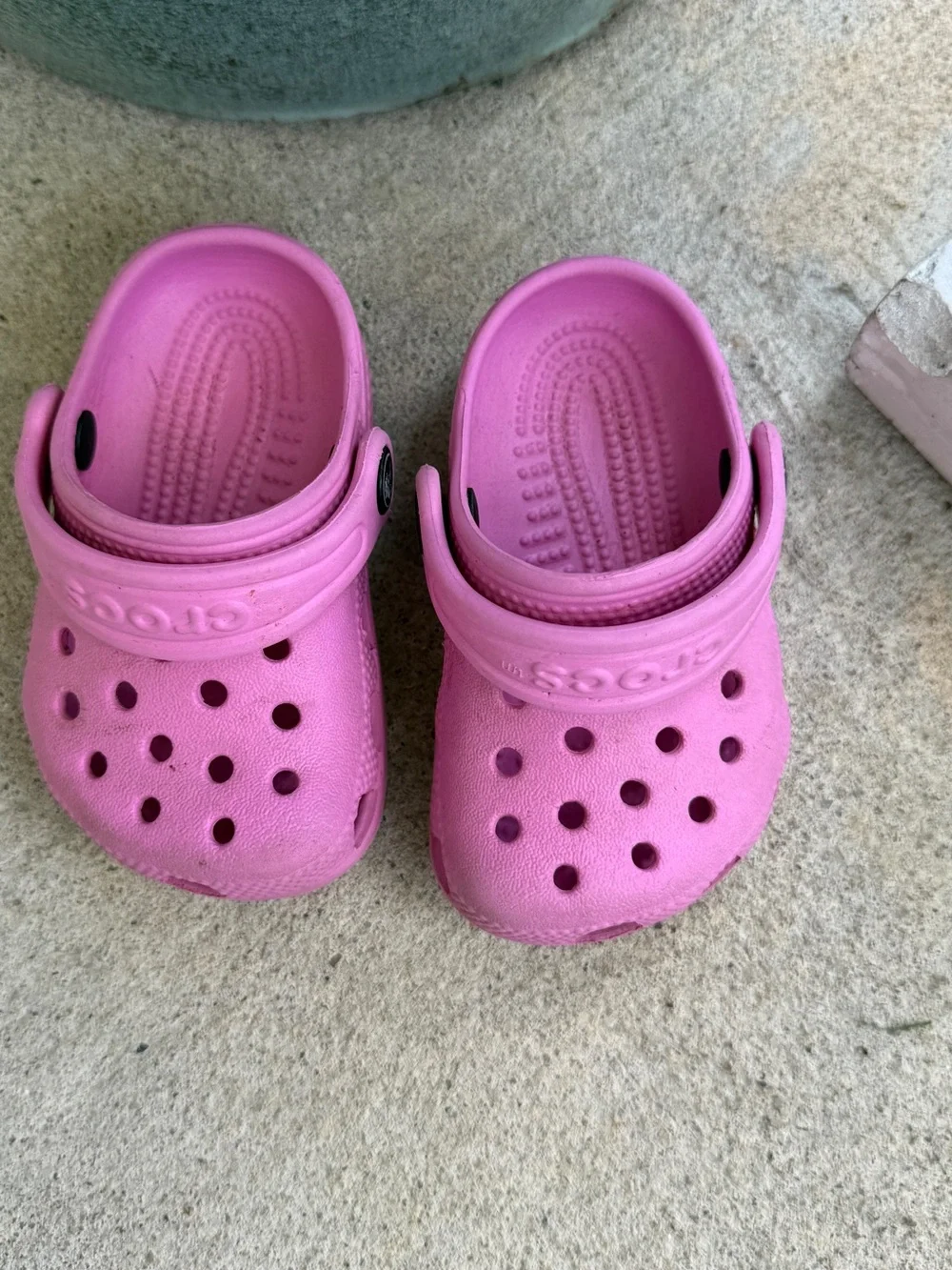 CROCS Kids Classic Clog in Bright Pink